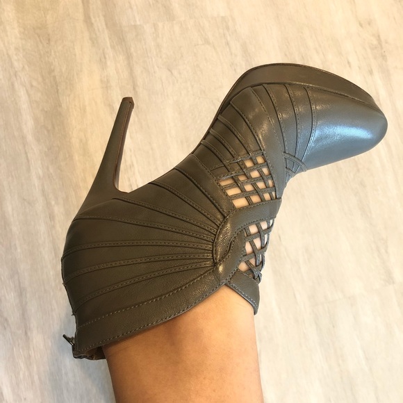 Elie Tahari Bria Gray Bootie Heel Laticed Web 8.5 - Picture 9 of 10